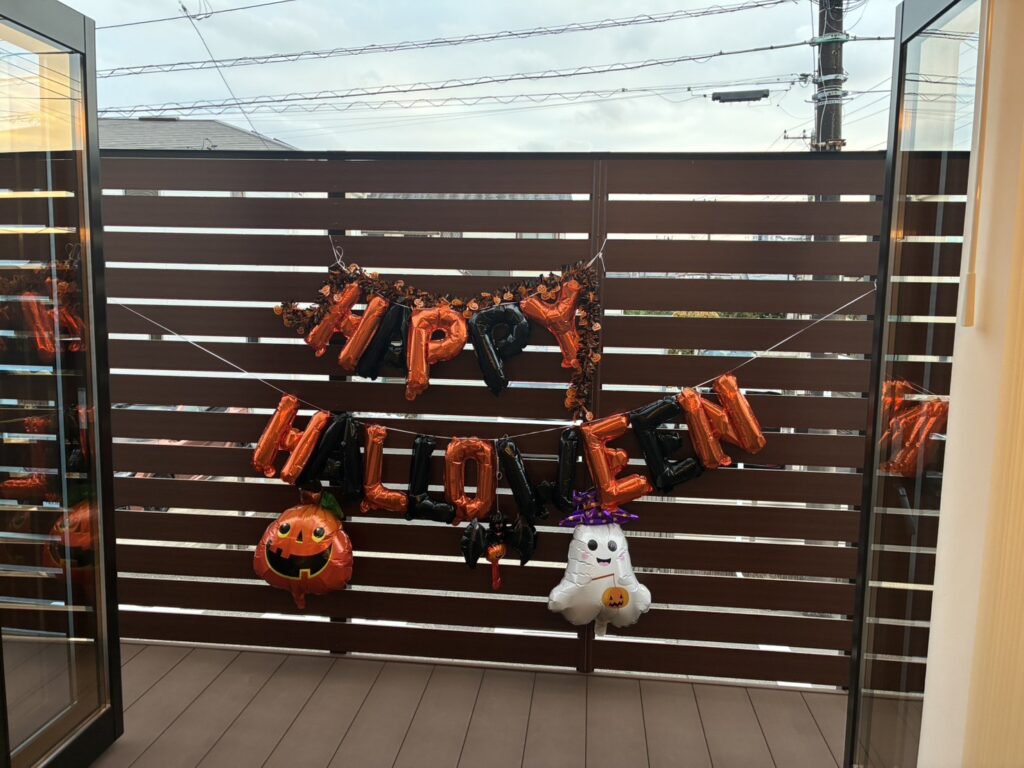 ハロウィンの装飾をしたバルコニー