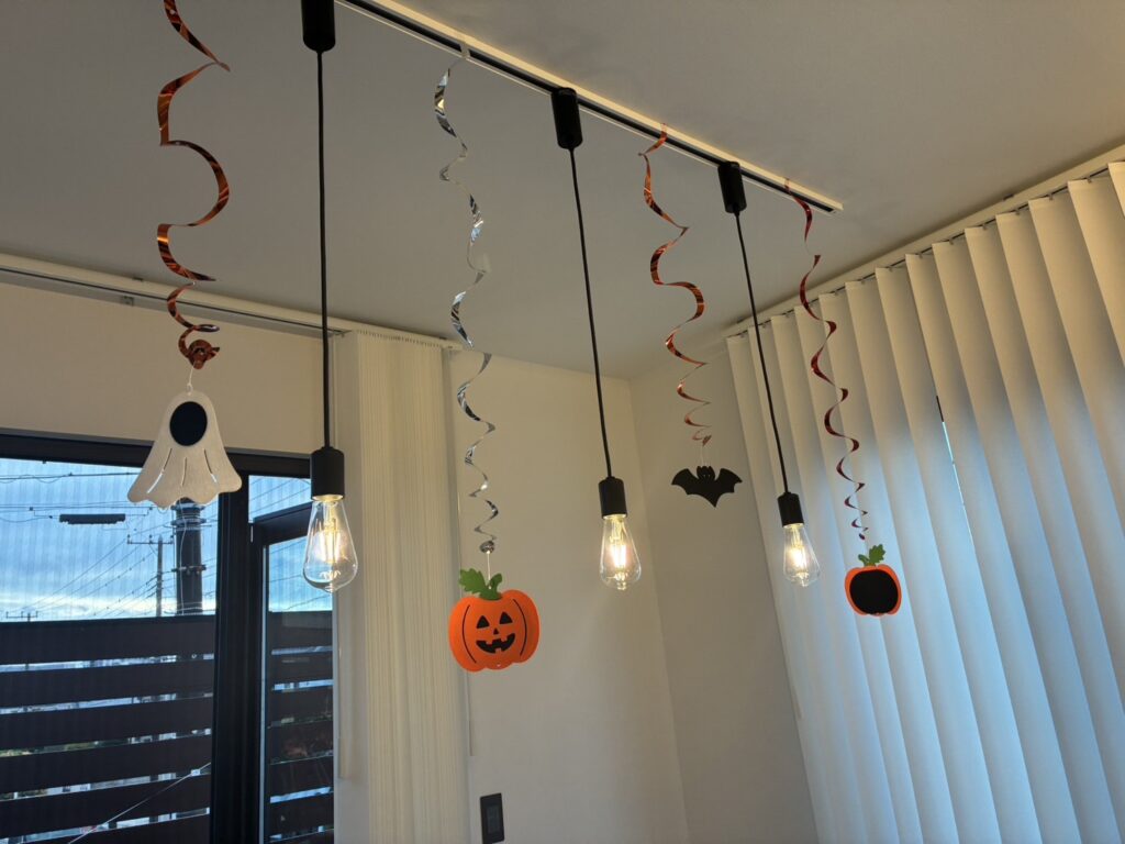 ハロウィンの装飾をしたダイニング