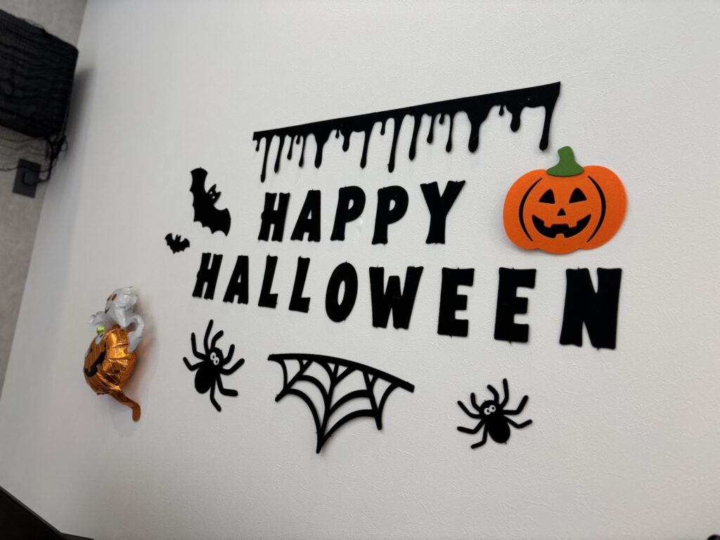 ハロウィンの装飾をしたリビング