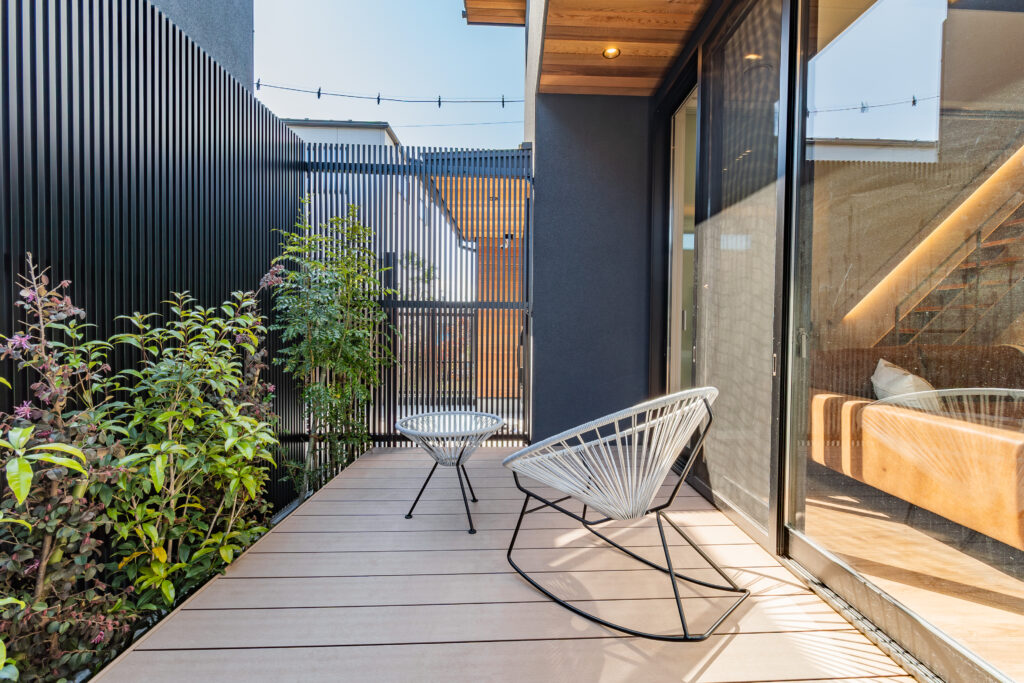 日が当たるアウトドアリビングの画像