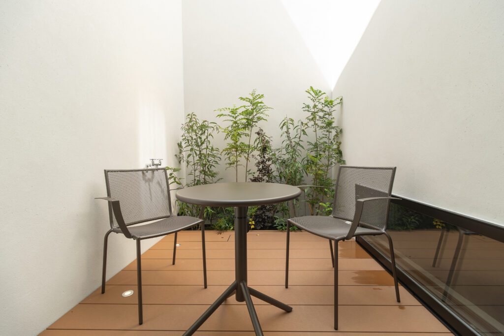 光と癒やしを取り込む1階玄関ホールのパティオ