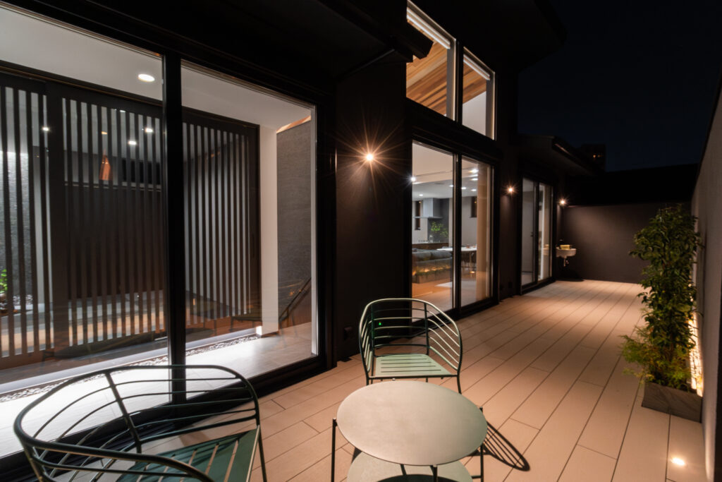 夜のアウトドアリビングの画像