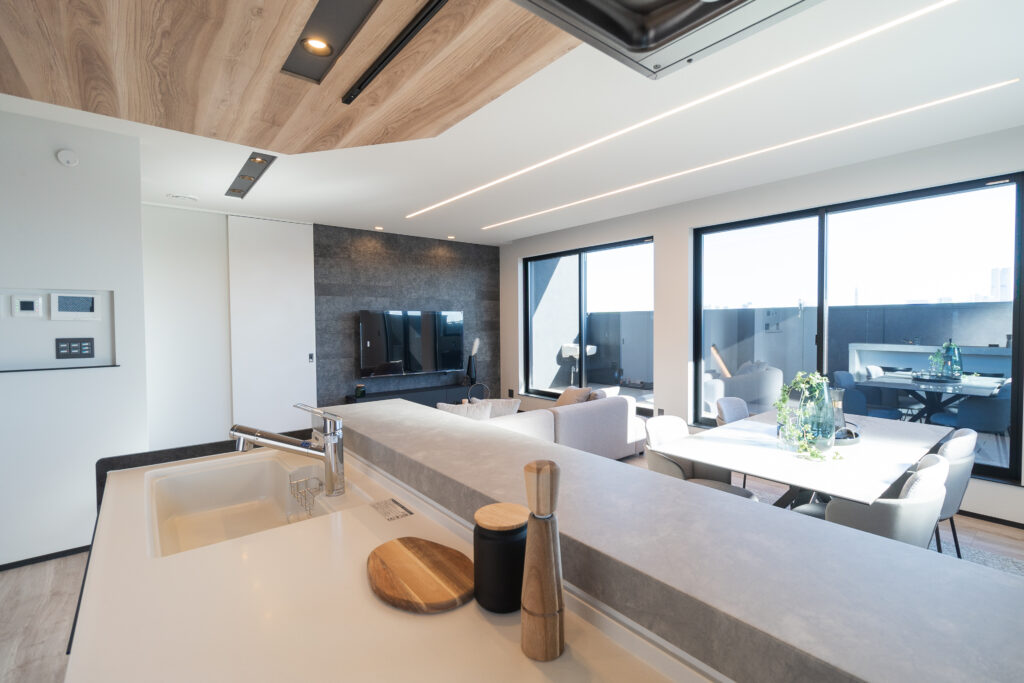 月見台リビングから窓に向けての画像