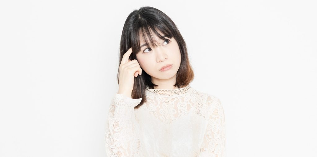 困っている女性の写真