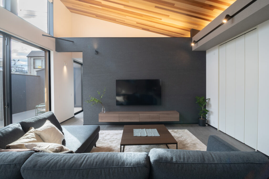 勾配天井のリビングを表す画像