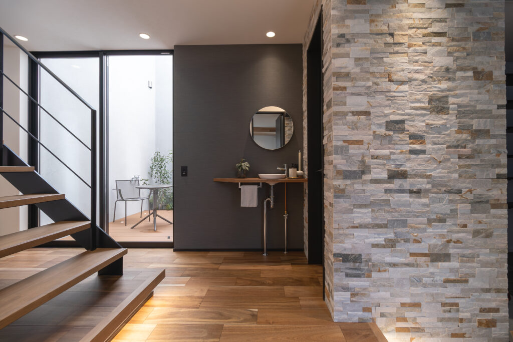 異素材ミックスを表す玄関ホールの画像